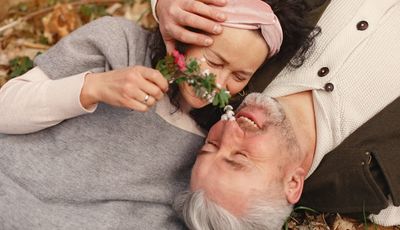 Gehirnleistung staerken - Seniorenpaar
