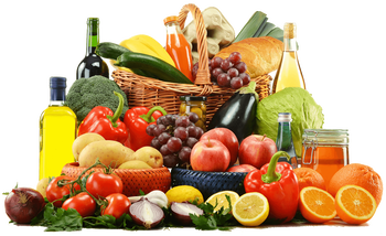 Antientzündliche Lebensmittel: zu sehen sind frisches Obst und Gemüse, Öle, Säfte, Eier und Brot in Körben und schön drapiert