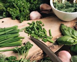 Kräuter und Knoblauch auf einem Schneidebrett