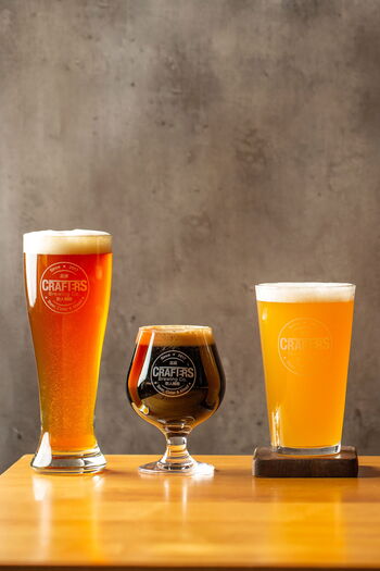 Bitterstoffe in Lebensmitteln: 3 verschiedene Biere in unterschiedlichen Gläsern auf einem Tisch